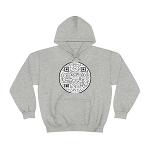 Op de afbeelding: Een grijs hoodie met een zwart-witte QR-code bedrukt op de voorkant.