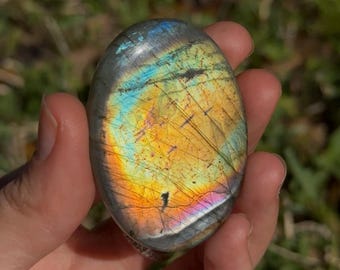 Prickig labradorit cabochon