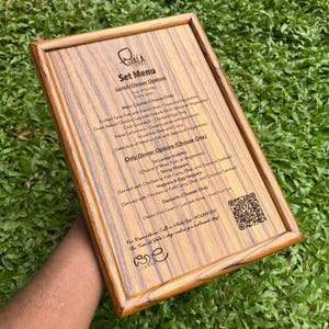Carte de menu de mariage personnalisée gravée au laser - carte de menu de service personnalisée en bois de teck - présentoir de table élégant - conception personnalisée disponible