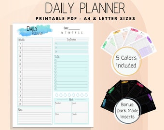 Puede incluir: Un planificador diario imprimible en tamaños A4 y carta. El planificador tiene un fondo de acuarela azul claro con las palabras "Daily Planner" en negro. El planificador incluye secciones para el horario, las principales prioridades, la lista de tareas pendientes, las notas, el desayuno, el almuerzo, la cena y los refrigerios. El planificador también incluye 5 colores y un inserto en modo oscuro.