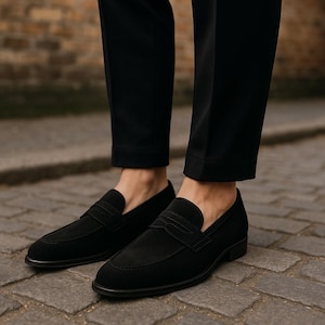 Handgemaakte zwarte suède penny loaferschoenen, handgemaakte leren instappers voor heren, klassiek casual en stijlvol schoeisel afbeelding 1