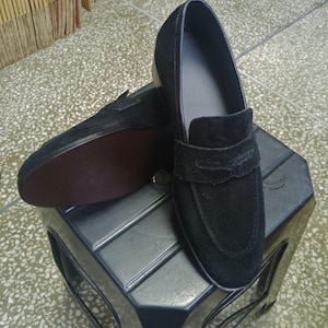 Handgemaakte zwarte suède penny loaferschoenen, handgemaakte leren instappers voor heren, klassiek casual en stijlvol schoeisel afbeelding 4