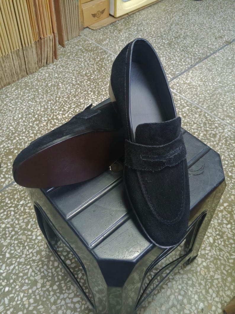 Handgemaakte zwarte suède penny loaferschoenen, handgemaakte leren instappers voor heren, klassiek casual en stijlvol schoeisel afbeelding 4