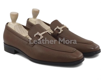 Handgemaakte donkerbruine loafers van leer met kiezelstenen – geklede herenschoenen, formele en vrijetijdsschoenen voor kantoor, zakelijk en feest