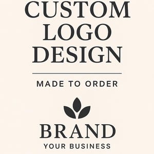 Puede incluir: Gráfico color crema con texto negro que promociona servicios de diseño de logotipos personalizados. El texto dice "CUSTOM LOGO DESIGN", "MADE TO ORDER" y "BRAND YOUR BUSINESS", con un elemento gráfico en forma de hoja.