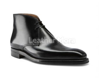 Botas Chukka de cuero negro hechas a mano para hombre: calzado resistente, personalizado, ideal para vestir o para uso diario, en la oficina o en fiestas.