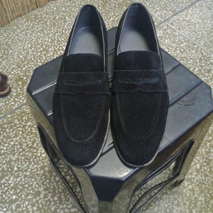 Handgemaakte zwarte suède penny loaferschoenen, handgemaakte leren instappers voor heren, klassiek casual en stijlvol schoeisel afbeelding 3