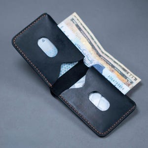 Handgefertigte Geldbörse aus Bi-Fold-Leder in Smoky Black oder British Tan