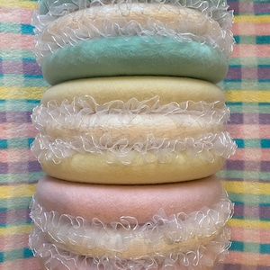 3 Stück pastellfarbene Macarons, jedes ist 25 cm breit und 15 cm hoch