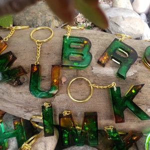 Chaveiros com letras iniciais do monograma amarelo/verde e glitter feitos à mão da coleção Spring Time