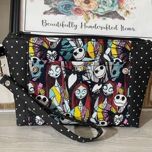 Cartera de mano confeccionada en tela con licencia de Pesadilla antes de Navidad.