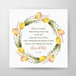 Op de afbeelding: Een aquarel-illustratie van een krans van gele en roze tulpen met groene bladeren en witte bloesems. De krans omringt een citaat uit de Bijbel, Johannes 3:16, dat luidt: "Want zo lief heeft God de wereld gehad, dat Hij zijn eniggeboren Zoon gegeven heeft, opdat een ieder die in Hem gelooft, niet verloren ga, maar eeuwig leven heeft."
