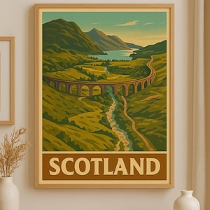 Può includere: Un poster vintage di viaggio che presenta una vista panoramica di una valle in Scozia. Il poster mostra un grande ponte in pietra, un fiume sinuoso e colline verdi ondulate. Il testo "SCOTLAND" è stampato in lettere bianche su uno sfondo marrone nella parte inferiore del poster.