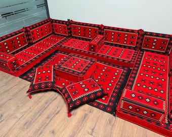 Set di divani da pavimento rossi autentici, sedute tribali da pavimento con tappeto Kilim, pouf ottomano e cuscini, arredamento da salotto marocchino fatto a mano.