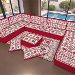 Könnte beinhalten: Handgefertigtes Holzschild mit dem Text "Welcome to our home" in handschriftlichem Stil. Das Schild ist weiß mit schwarzer Schrift bemalt und hat ein Used-Finish, ideal für Bauernhausdekoration.