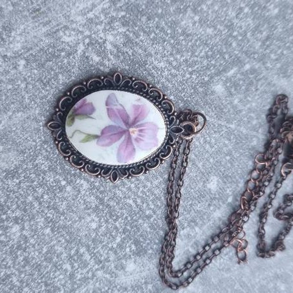 Paarse Iris bloem vintage aardewerk hanger ketting gemaakt van Thames mudlarking vondst keramiek gebroken porselein theekopje ketting rose brons