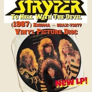 Puede incluir: Un disco de vinilo picture disc negro con un diseño a rayas amarillo y negro. El disco presenta una foto de la banda Stryper, con el nombre de la banda y el título del álbum "To Hell With The Devil" impreso en amarillo. El título del álbum también incluye el año "(1987)" y el número de catálogo del álbum "SEAX-73277". El texto "Vinyl Picture Disc" está impreso en amarillo y el texto "New LP!" está impreso en rojo.