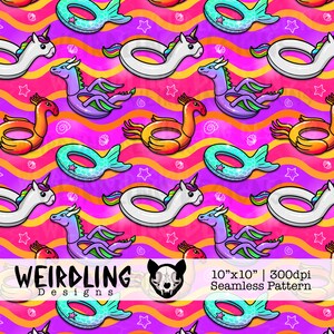 Puede incluir: Patrón sin costuras con flotadores inflables con forma de unicornio, dragón, cola de sirena y pájaro. El fondo tiene rayas onduladas en rosa, naranja y morado. El texto "WEIRDLING DESIGNS" está en la parte inferior.