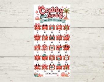Könnte beinhalten: Ein Spar-Tracker mit dem Text Crabby But Saving und Beach Better Have My Money. Das Design enthält fünfundzwanzig nummerierte Illustrationen von rosa Krabben, jede mit einzigartigem Zubehör, angeordnet in einem Raster mit Dollarbeträgen.