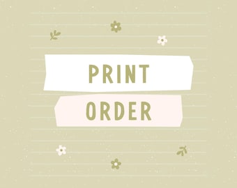 Könnte beinhalten: Hellgrüner Hintergrund mit horizontalen Linien und kleinen weißen Punkten. Die Wörter "PRINT" und "ORDER" sind auf weißen und hellrosa Bannern dargestellt. Kleine Blumen- und Blätterillustrationen sind um den Text herum verstreut.