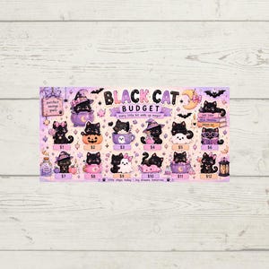 Könnte beinhalten: Ein rechteckiges Spar-Tracker-Blatt mit dem Titel Black Cat Budget auf einem pastellfarbenen lila und rosa Hintergrund. Es zeigt zwölf Illustrationen von schwarzen Katzen in verschiedenen Szenen, jeweils beschriftet mit Beträgen von $1 bis $12.