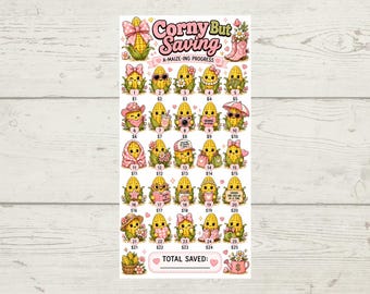 Könnte beinhalten: Ein rechteckiges Spar-Tracker-Blatt mit dem Titel Corny But Saving A-Maize-Ing Progress, das fünfundzwanzig nummerierte Illustrationen von anthropomorphen Maisfiguren in verschiedenen Outfits und eine Total Saved-Zeile enthält.