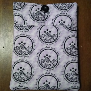 Light Purple ACOTAR Mountains and Quote with Black Detail Padded Book Sleeve with Closure