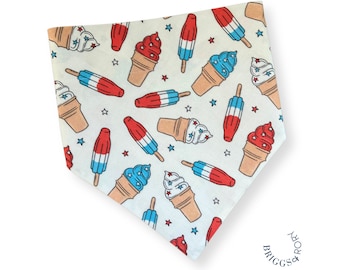 Puede incluir: Un pañuelo blanco con un patrón de conos de helado y paletas de hielo rojo, blanco y azul. El pañuelo tiene un fondo blanco con estrellas rojas, blancas y azules.