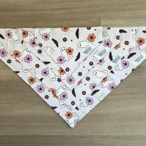 K&ouml;nnte beinhalten: Drei wei&szlig;e Stoff-Hundehalst&uuml;cher mit einem Geister- und Blumenmuster. Die Halst&uuml;cher tragen den Text "Briggs & Rory".