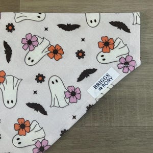 K&ouml;nnte beinhalten: Wei&szlig;er Baumwoll-Bandana mit einem sich wiederholenden Muster aus Geistern, Flederm&auml;usen und Blumen in Rosa, Orange und Schwarz. Der Bandana hat ein Etikett mit der Aufschrift "Briggs & Rory".