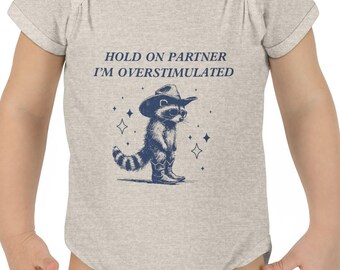 Wacht even partner, ik ben overstimuleerd babyromper cowboy baby-outfit wacht even, ik ben overgestimuleerd tijdperk grappig wasbeershirt grappig westernshirt