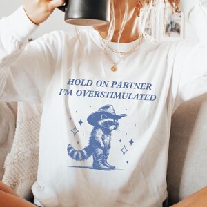Festhalten Partner Im Overstimulated Shirt Festhalten I'm Overstimulated Era Weird Stuff Lustiges Waschbär-Shirt Adhd-Shirt Lustiges Western-Shirt Gen Z Bild 1