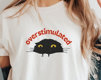 Overprikkeld shirt wilde kat shirt wacht even ik ben overgestimuleerd tijdperk rare dingen zwarte kat autistische ADHD shirt neurodivergent shirt bcba T-shirt