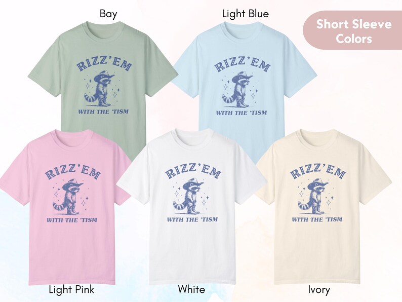 Peut inclure: Six t-shirts &agrave; manches courtes de diff&eacute;rentes couleurs, chacune repr&eacute;sentant un raton laveur portant un chapeau de cowboy et le texte "Rizz'em with the 'tism". Les couleurs sont baie, bleu clair, rose clair, blanc et ivoire.