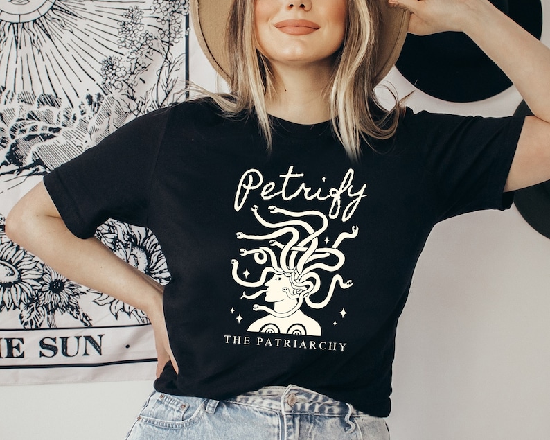 K&ouml;nnte beinhalten: Schwarzes T-Shirt mit einem wei&szlig;en Grafikdruck von Medusa mit Schlangenhaaren und dem Text "Petrify the Patriarchy".