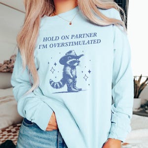 Festhalten Partner Im Overstimulated Shirt Festhalten I'm Overstimulated Era Weird Stuff Lustiges Waschbär-Shirt Adhd-Shirt Lustiges Western-Shirt Gen Z Bild 2
