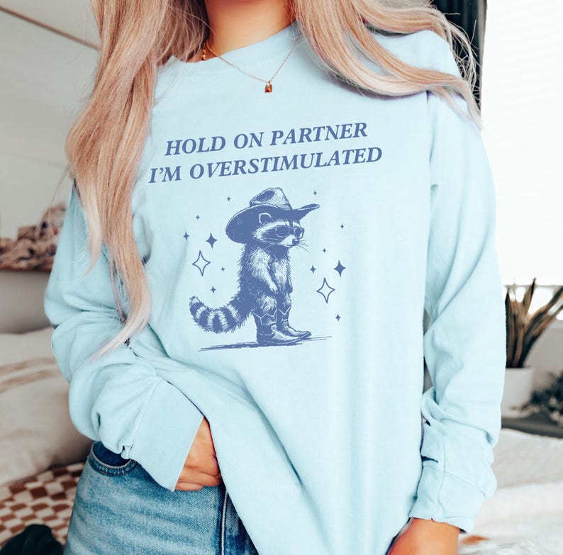 Festhalten Partner Im Overstimulated Shirt Festhalten I'm Overstimulated Era Weird Stuff Lustiges Waschbär-Shirt Adhd-Shirt Lustiges Western-Shirt Gen Z Bild 2