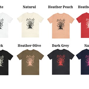 K&ouml;nnte beinhalten: Ein Set aus zehn T-Shirts in verschiedenen Farben mit einem Motiv einer Medusa-&auml;hnlichen Figur und dem Text "Petrify The Patriarchy" auf der Vorderseite.