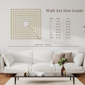 Pu&ograve; includere: Una guida alle dimensioni per arte da parete che mostra sette contorni quadrati nidificati etichettati da XS a XXXL. Una tabella elenca le dimensioni in pollici e centimetri, e un diagramma mostra un divano da 228 cm come scala. Testo: Wall Art Size Guide, sofa 228 cm.