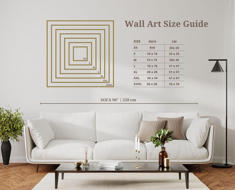 Pu&ograve; includere: Una guida alle dimensioni per arte da parete che mostra sette contorni quadrati nidificati etichettati da XS a XXXL. Una tabella elenca le dimensioni in pollici e centimetri, e un diagramma mostra un divano da 228 cm come scala. Testo: Wall Art Size Guide, sofa 228 cm.