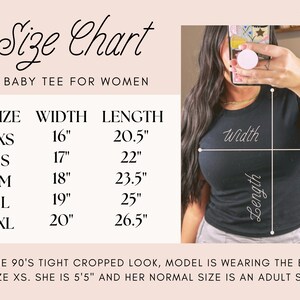 Peut inclure: Tableau des tailles pour un t-shirt b&eacute;b&eacute; pour femme, indiquant les mesures en pouces pour la largeur et la longueur. Le tableau comprend les tailles XS, S, M, L et XL. Le mannequin porte un t-shirt b&eacute;b&eacute; noir en taille XS.