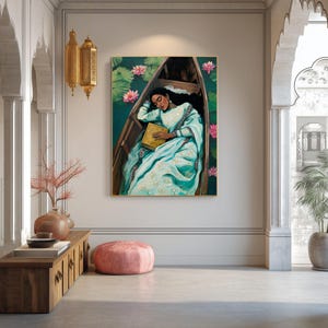 Puede incluir: Pintura al &oacute;leo de una persona con un sari azul claro, descansando en un bote de madera. La persona sostiene un libro dorado, rodeada de flores de loto rosas y nen&uacute;fares verdes. La obra est&aacute; enmarcada en oro.
