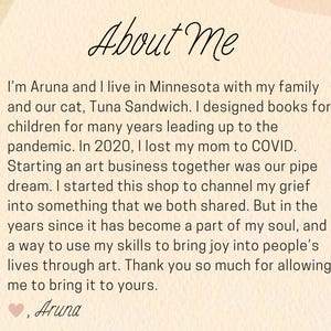 Puede incluir: Texto manuscrito sobre un fondo crema. El t&iacute;tulo "About Me" est&aacute; escrito en cursiva. El texto comparte una historia personal sobre Aruna, su familia y el negocio de arte que inici&oacute;.