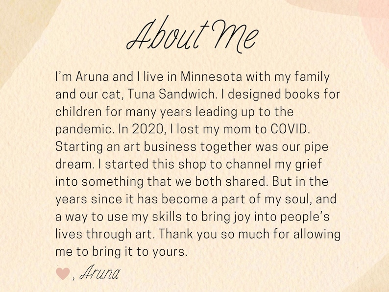 Puede incluir: Texto manuscrito sobre un fondo crema. El t&iacute;tulo "About Me" est&aacute; escrito en cursiva. El texto comparte una historia personal sobre Aruna, su familia y el negocio de arte que inici&oacute;.