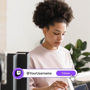 以下が含まれることがあります： 女性が、紫色のTwitchロゴと「@YourUsername」と「フォロー」のテキストが書かれたコンピューター画面の前に座っています。