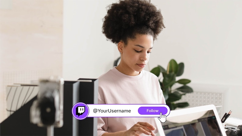 以下が含まれることがあります： 女性が、紫色のTwitchロゴと「@YourUsername」と「フォロー」のテキストが書かれたコンピューター画面の前に座っています。