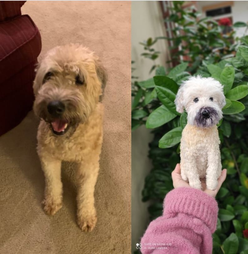 Op de afbeelding: Een zacht, pluche speelgoedhondje met een witte en bruine vacht. Het speelgoedhondje zit op de hand van een persoon.