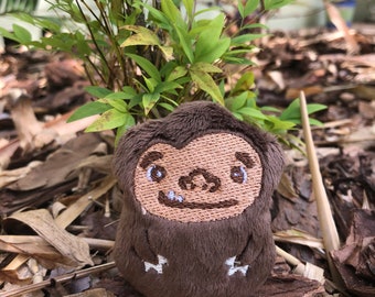 Peluche a forma di scimmia puzzola (o scimmia delle paludi) della Florida; un criptide tascabile per celebrare lo Stato!
