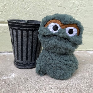 Oscar the Grouch Mini Puppet with Garbage Can "I love trash!" "Scram!"