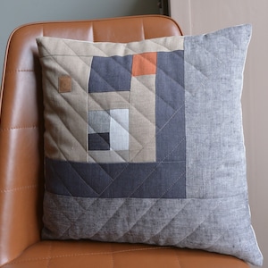 Funda de cojín decorativa de lino con diseño moderno de bloques geométricos en gris y naranja, 17 x 17 pulgadas.